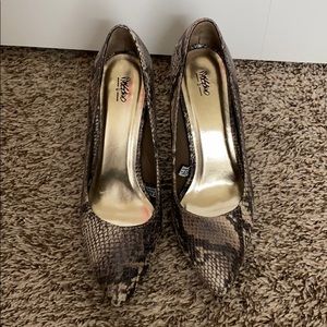 Snake skin Pumps!!